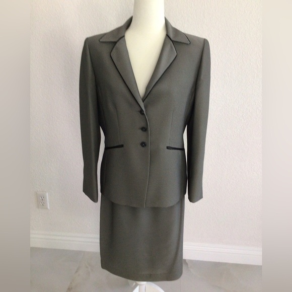 Kasper Dresses & Skirts - Kasper Black and White Women's Suit Set